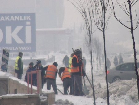 Ağrı'da kar ve buz temizleme çalışmaları sürüyor