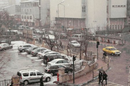 Ağrı’da Kar Yağışı Uçak Seferlerini Etkiliyor