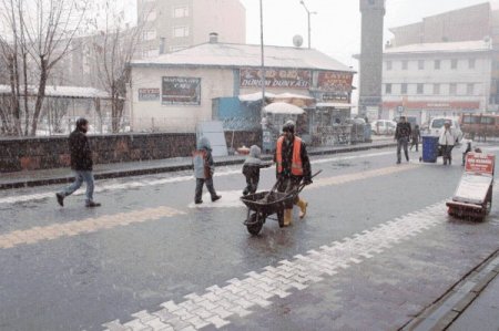 Ağrı’da Kar Yağışı Uçak Seferlerini Etkiliyor