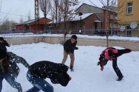 Ağrı'da kara en çok çocuklar sevindi