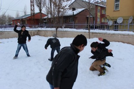 Ağrı'da kara en çok çocuklar sevindi