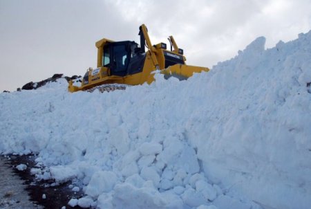Ağrı'da Karla Kaplı Köy Yolları Açılıyor