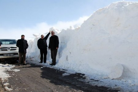Ağrı'da Karla Kaplı Köy Yolları Açılıyor