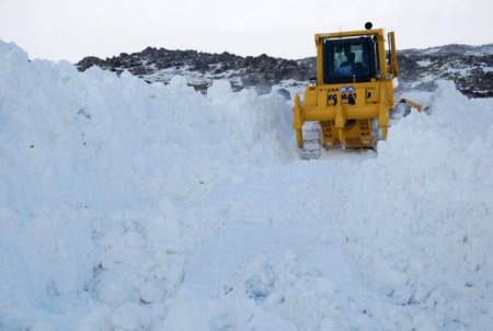 Ağrı'da Karla Kaplı Köy Yolları Açılıyor