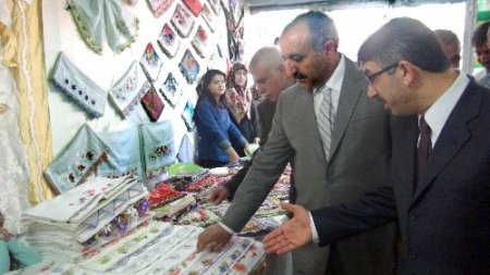 Ağrı'da öğrenciler yararına kermes düzenlendi