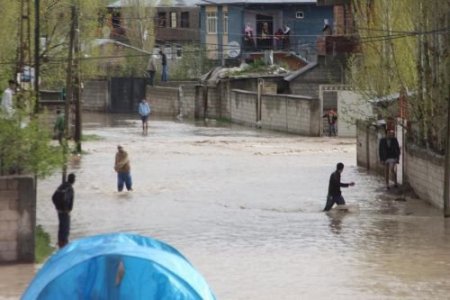 Ağrı'da Sel Suları Köprü Çökertti, Bir Mahallenin Kent Merkezi İle Bağlantısı Kesildi