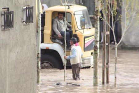 Ağrı'da Sel Suları Köprü Çökertti, Bir Mahallenin Kent Merkezi İle Bağlantısı Kesildi