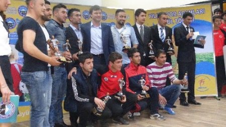 Ağrı'da 'Yılın Spor Adamları' ödüllerini aldı