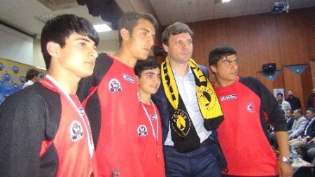 Ağrı'da 'Yılın Spor Adamları' ödüllerini aldı