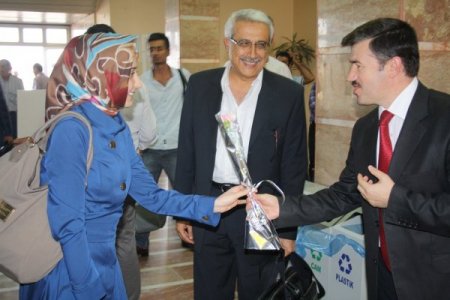 Ağrı'ya yeni atanan öğretmenlere havaalanında çiçekli karşılama