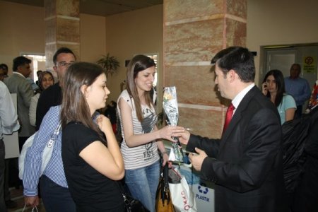 Ağrı'ya yeni atanan öğretmenlere havaalanında çiçekli karşılama