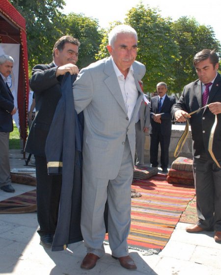 Ahilik kutlamalarında vali ve milletvekili vatandaşa bulgur pilavı dağıttı