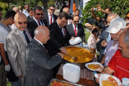 Ahilik kutlamalarında vali ve milletvekili vatandaşa bulgur pilavı dağıttı