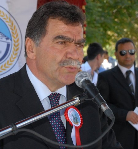 Ahilik kutlamalarında vali ve milletvekili vatandaşa bulgur pilavı dağıttı