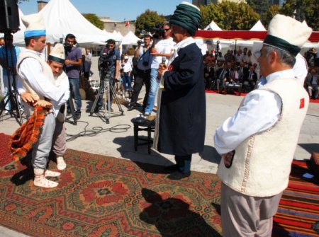 Ahilik kutlamalarında vali ve milletvekili vatandaşa bulgur pilavı dağıttı