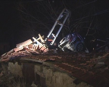 Ahıra uçan otomobilin sürücüsü yaralı kurtuldu