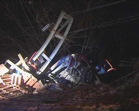 Ahıra uçan otomobilin sürücüsü yaralı kurtuldu