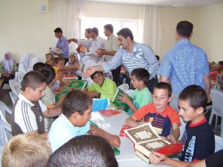 Ahlat İlçesinde Yaz Kur'an Kursu Öğrencilerine Kur'an Dağıtıldı