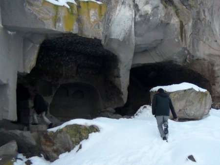 Ahlat'ta binlerce yıllık mağara evler patates deposu olarak kullanılıyor