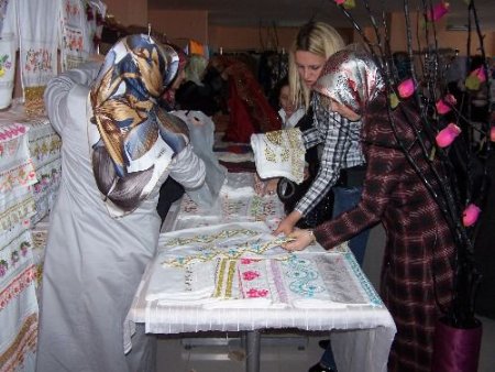 Ahlat'ta Fakir Öğrenciler Yararına Kermes Açıldı