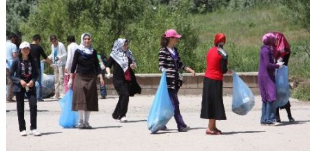 Ahlat'ta Öğrenciler Temizlik Kampanyası Başlattı