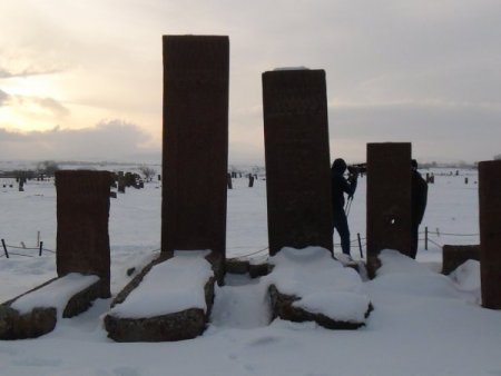 Ahlat'taki tarihi mezarlığın karlı görüntüsü görülmeye değer