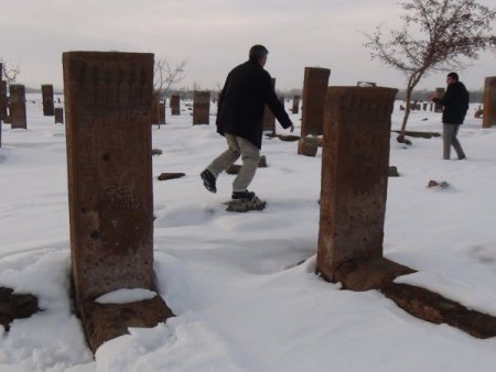 Ahlat'taki tarihi mezarlığın karlı görüntüsü görülmeye değer