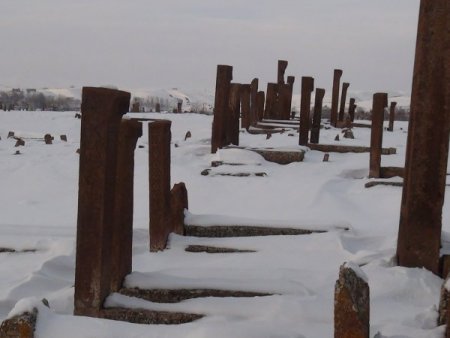 Ahlat'taki tarihi mezarlığın karlı görüntüsü görülmeye değer