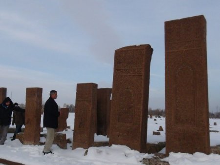 Ahlat'taki tarihi mezarlığın karlı görüntüsü görülmeye değer