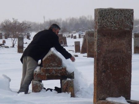 Ahlat'taki tarihi mezarlığın karlı görüntüsü görülmeye değer