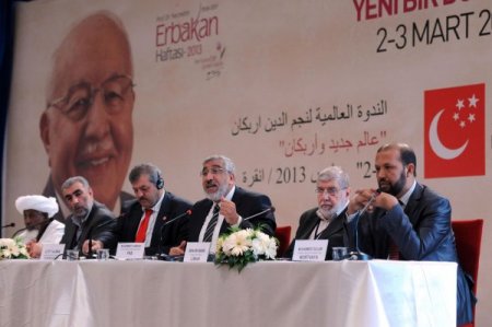 Ahmedinejad'tan Erbakan’a övgü mesajı