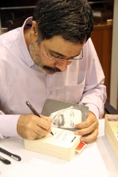 Ahmet Ümit, Adana'da kitaplarını imzaladı