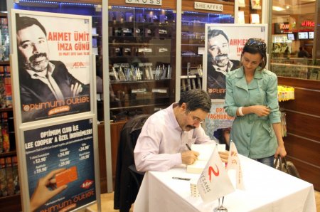 Ahmet Ümit, Adana'da kitaplarını imzaladı