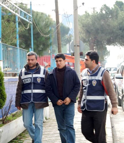 Ahmetli'deki Taraftar Kavgasında 4 Kişiyi Yaralayan Baba İle Oğlu Yakalandı