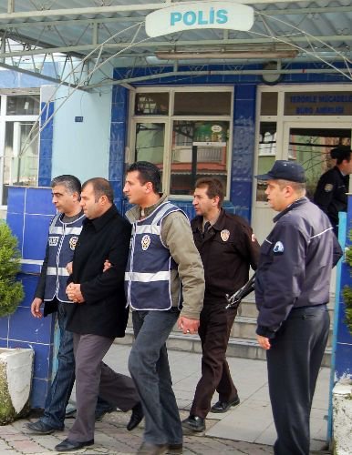 Ahmetli'deki Taraftar Kavgasında 4 Kişiyi Yaralayan Baba İle Oğlu Yakalandı