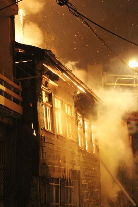 Ahşap bina cayır cayır yandı