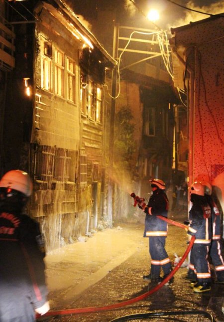 Ahşap bina cayır cayır yandı