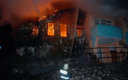 Ahşap Binada Çıkan Yangın Büyük Paniğe Neden Oldu