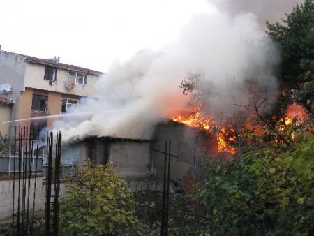 Ahşap Binalar Yanarak Kül Oldu