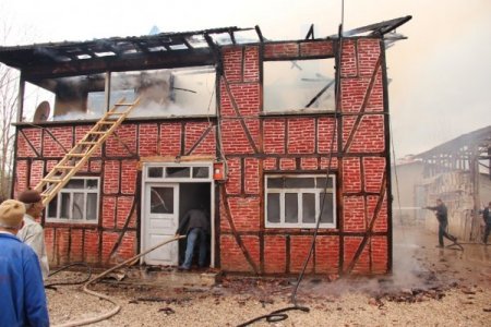 Ahşap ev alevlere teslim oldu