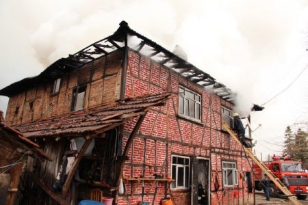 Ahşap ev alevlere teslim oldu