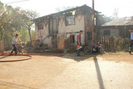 Ahşap evdeki yangından son anda kurtuldu