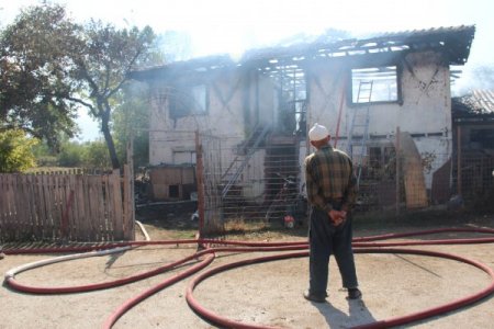 Ahşap evdeki yangından son anda kurtuldu