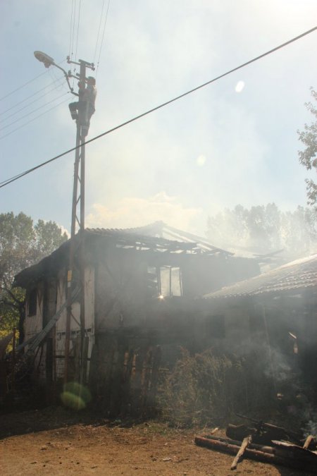Ahşap evdeki yangından son anda kurtuldu