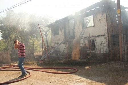 Ahşap evdeki yangından son anda kurtuldu