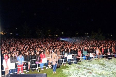 AİBÜ bahar şenliklerinde Yeni Türkü ve Aydilge sahne aldı