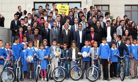 Aiçü'den Köy Okullarına Oyuncak Desteği