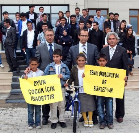 Aiçü'den Köy Okullarına Oyuncak Desteği
