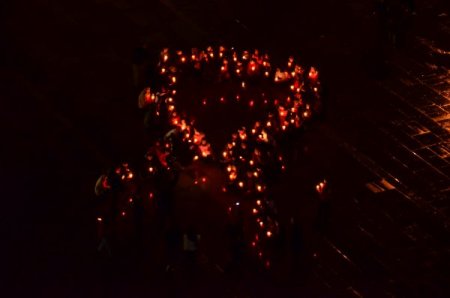 AİDS'le mücadele için mumlarla kırmızı kurdele oluşturdular