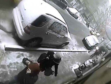 Aile görünümlü hırsızlar güvenlik kamerasında